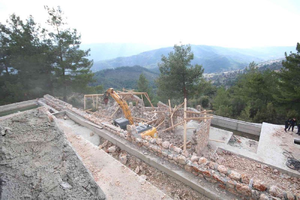 Antalya’da 12 kaçak yapı yıkıldı