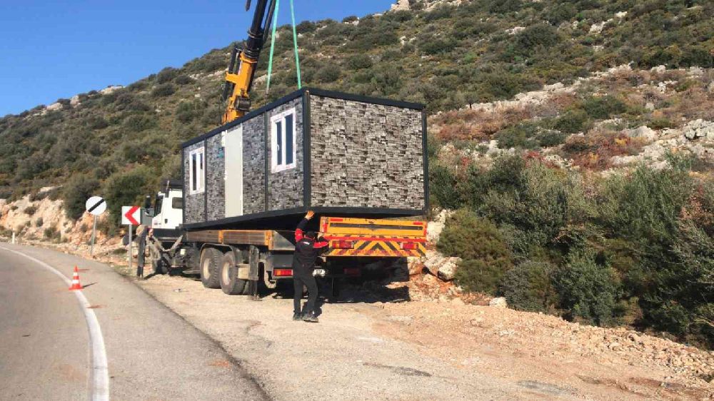 Antalya'da 3 kaçak konteyner kaldırıldı
