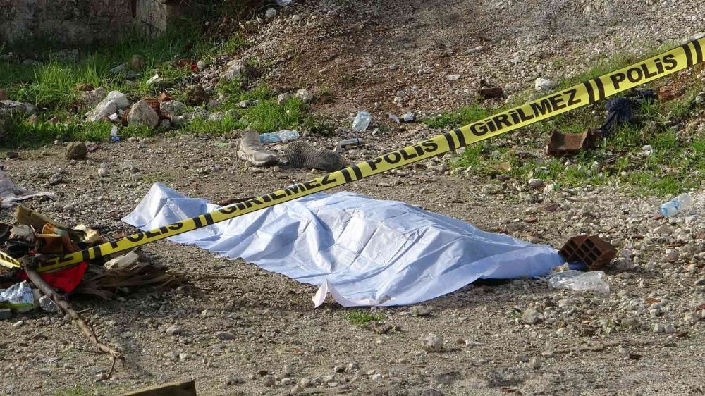 Antalya’da boş arazide kadın cesedi