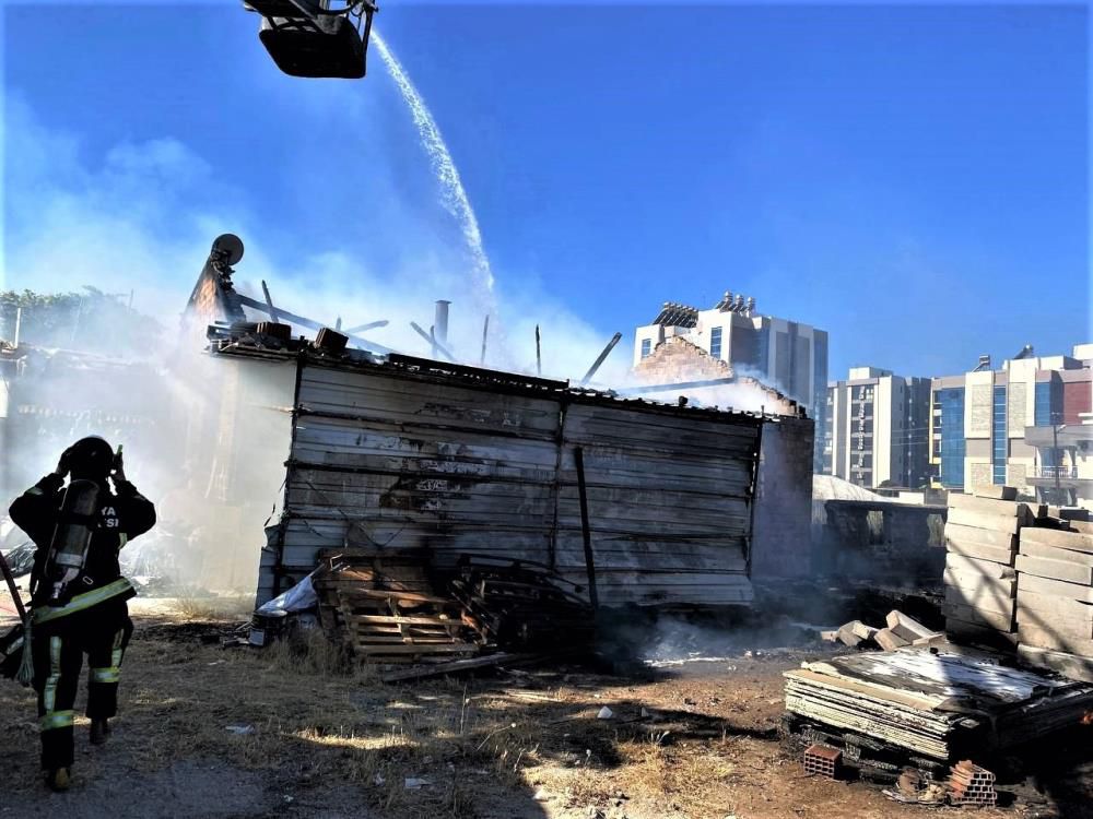 Antalya’da gecekonduyu küle çeviren yangın ekipleri seferber etti