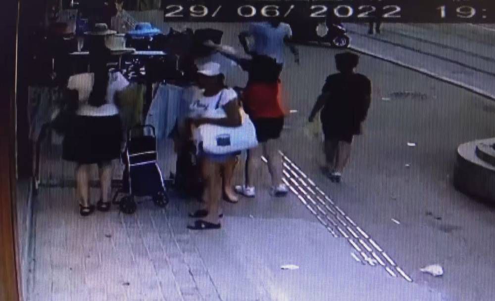 Antalya'da hırsızlık askıda duran şortları pazar arabasına doldurdu 
