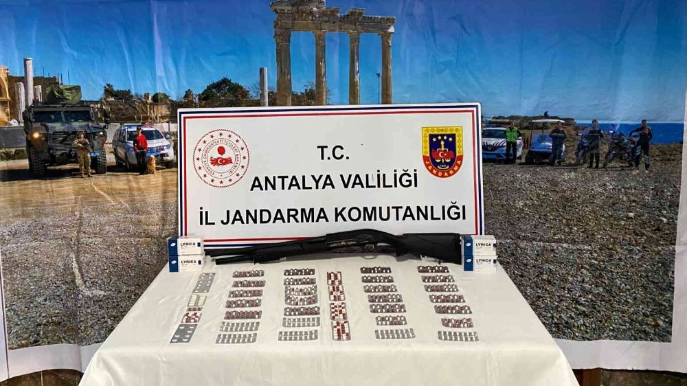 Antalya'da jandarma 528 adet uyuşturucu hap yakaladı