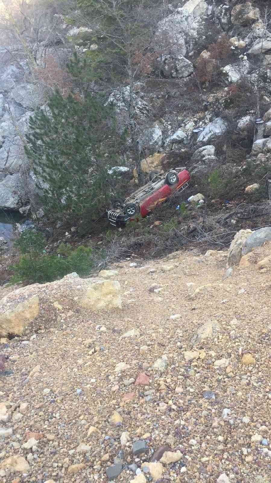Antalya’da kamyonet uçuruma yuvarlandı 1 ölü 1 yaralı