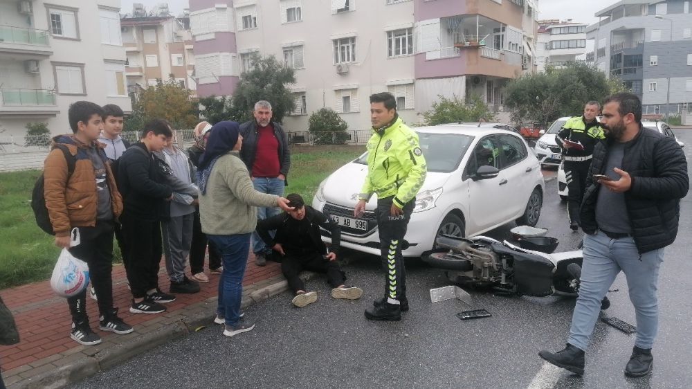 Antalya'da otomobil kuryeye çarptı 1 yaralı