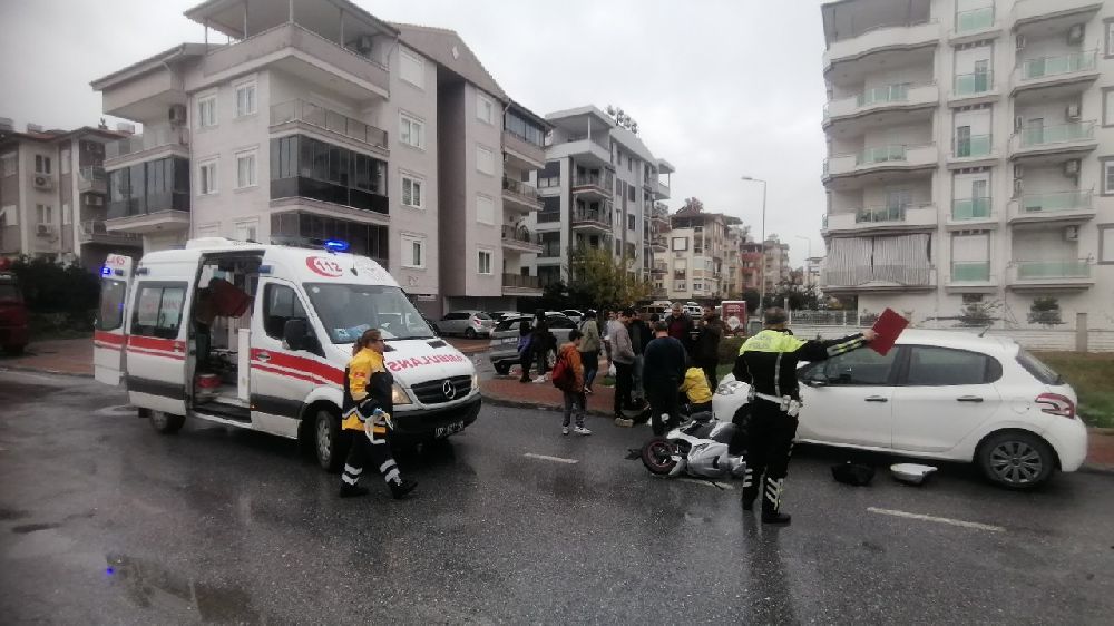 Antalya'da otomobil kuryeye çarptı 1 yaralı
