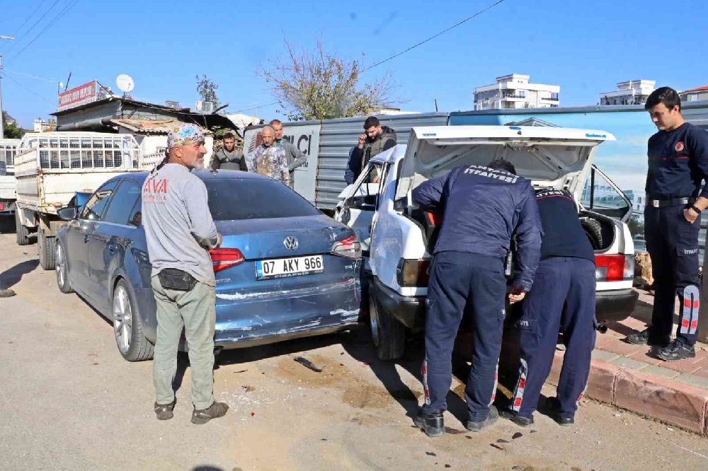 Antalya'da zincirleme kaza 1 yaralı