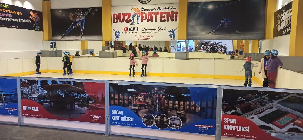 Bucak'ta Sentetik Buz Pateni Pisti ve Spor Kütüphanesi açıldı