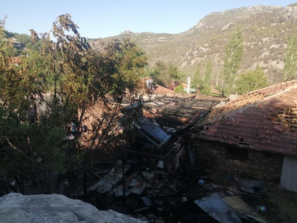 Burdur’da çıkan yangında 2 ev kullanılmaz hale geldi, 1 ev ağır hasar aldı
