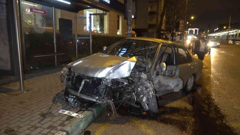 Bursa'da alkollü sürücü durağa daldı
