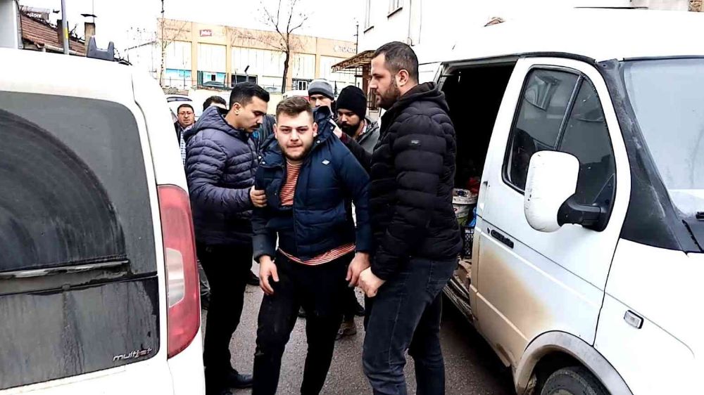 Bursa'da hırsız mahsur kaldı polis kurtardı