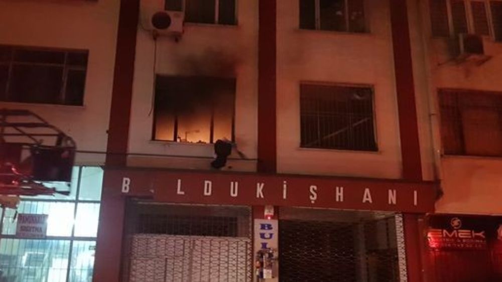 Denizli'de iş merkezinde yangın paniği