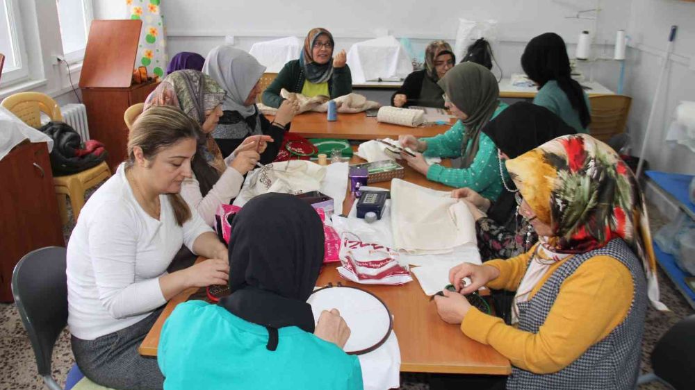 Elazığ’da kadınlar Halk Eğitim Merkezi’nde sosyalleşiyor 