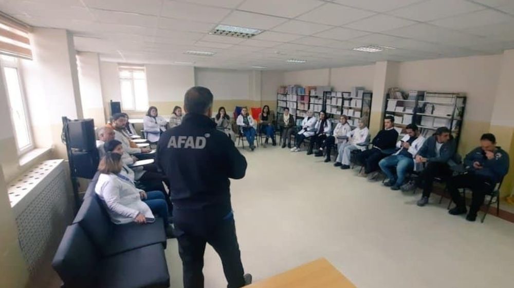 Erzincan'da AFAD okullarda eğitimini sürdürüyor