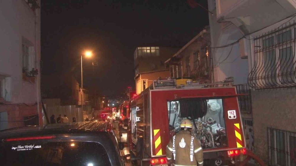İstanbul'da 3 katlı ahşap bina alevlere teslim oldu