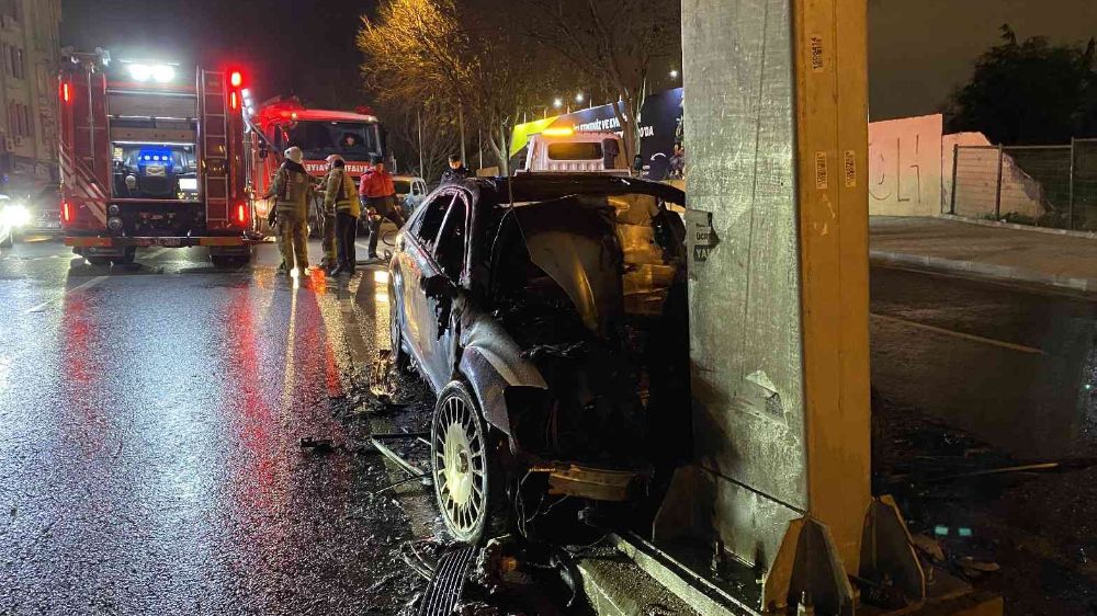 İstanbul'da yaza yapan araç yandı
