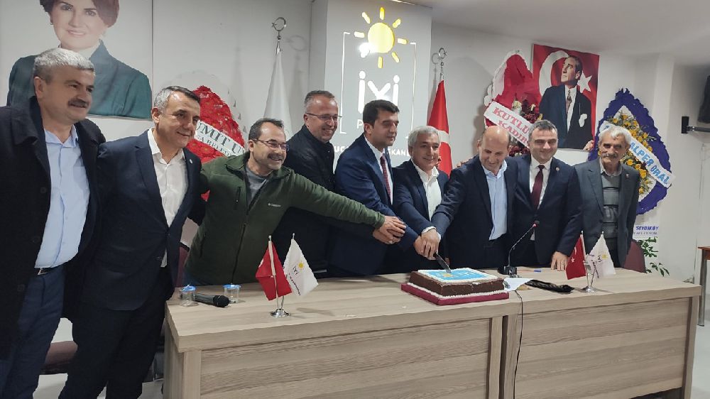 İYİ Parti Bucak'tan Kurucu Başkan Milletvekili A. Adayı Safa Sönmez'e plaket töreni