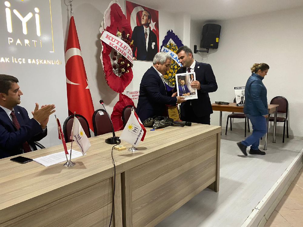 İYİ Parti Bucak'tan Kurucu Başkan Milletvekili A. Adayı Safa Sönmez'e plaket töreni