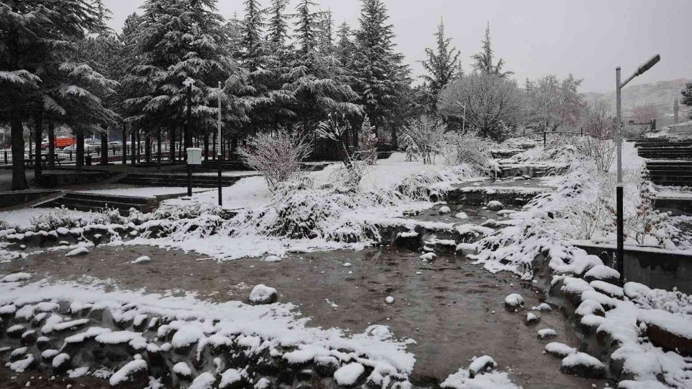 Kayseri Hacılar'da mevsimin ilk karı yağdı 