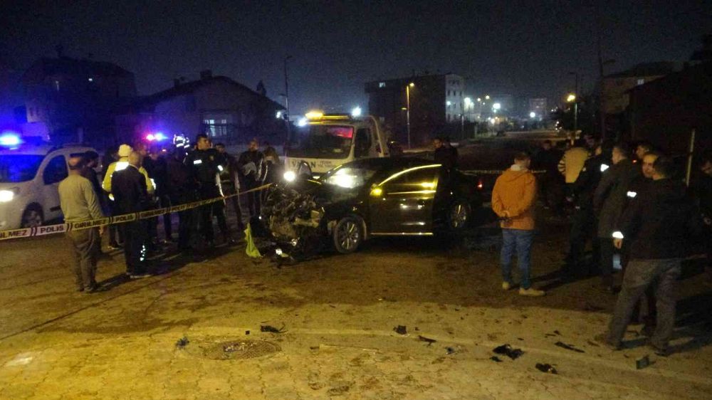 Malatya’da işçi servisi ile otomobil çarpıştı: 12 yaralı