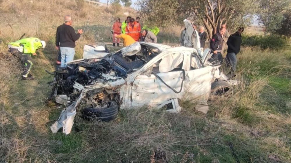 Mersin'de kaza yapan araç hurdaya döndü