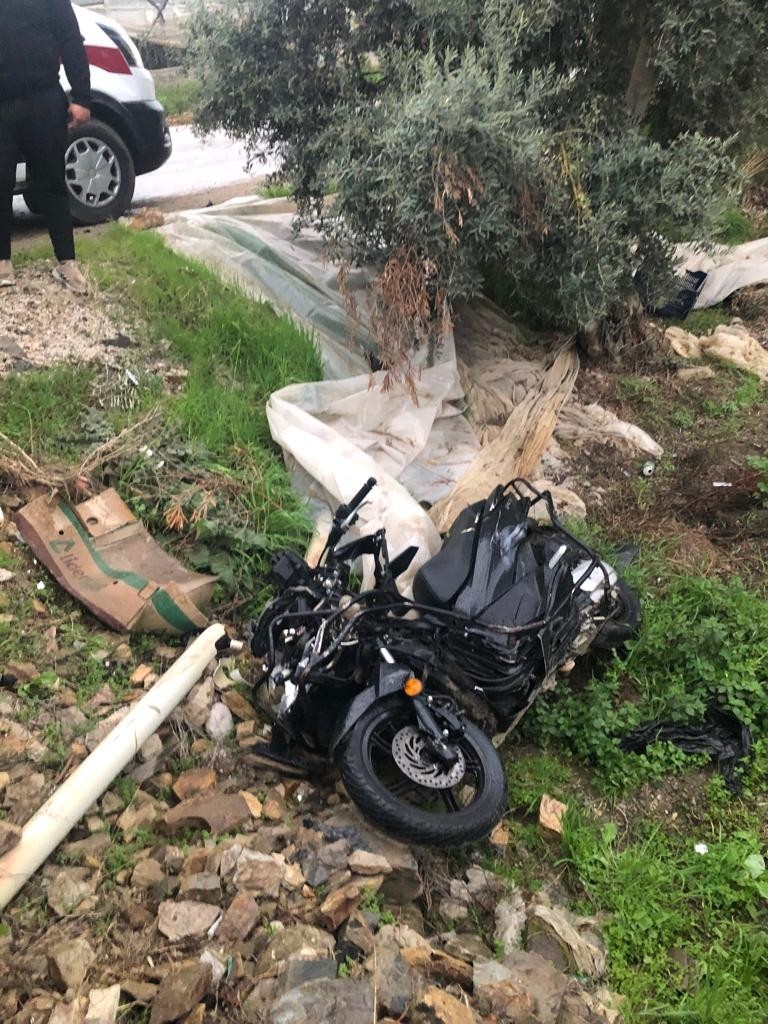 Motosiklet sürücüsü, direğe çarparak hayatını kaybetti