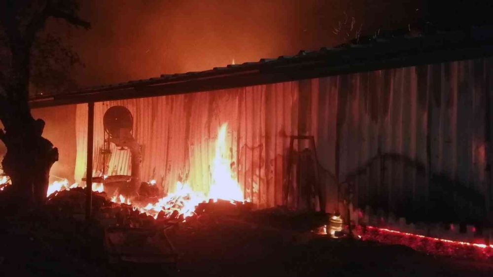 Muğla'da bir işyeri alev alev yandı