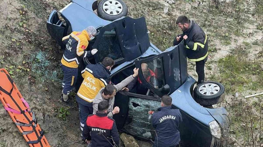 Sinop'ta otomobil uçuruma düştü