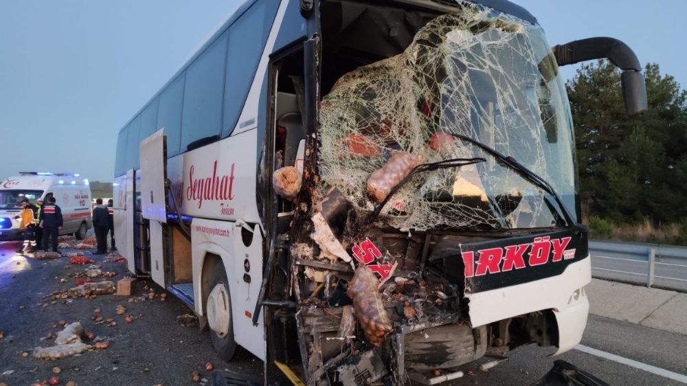 Tekirdağ-Malkara yolunda kamyon ile otobüsün çarpıştı çok sayıda yaralı var 