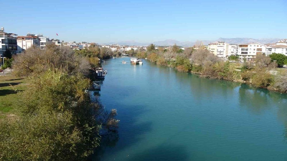 Antalya'da 15 metrelik yatın suya batmaması için büyük mücadele 