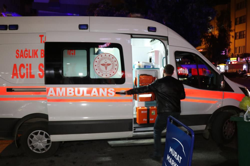 Antalya'da annesiyle tartışan genç bıçakla yaraladı