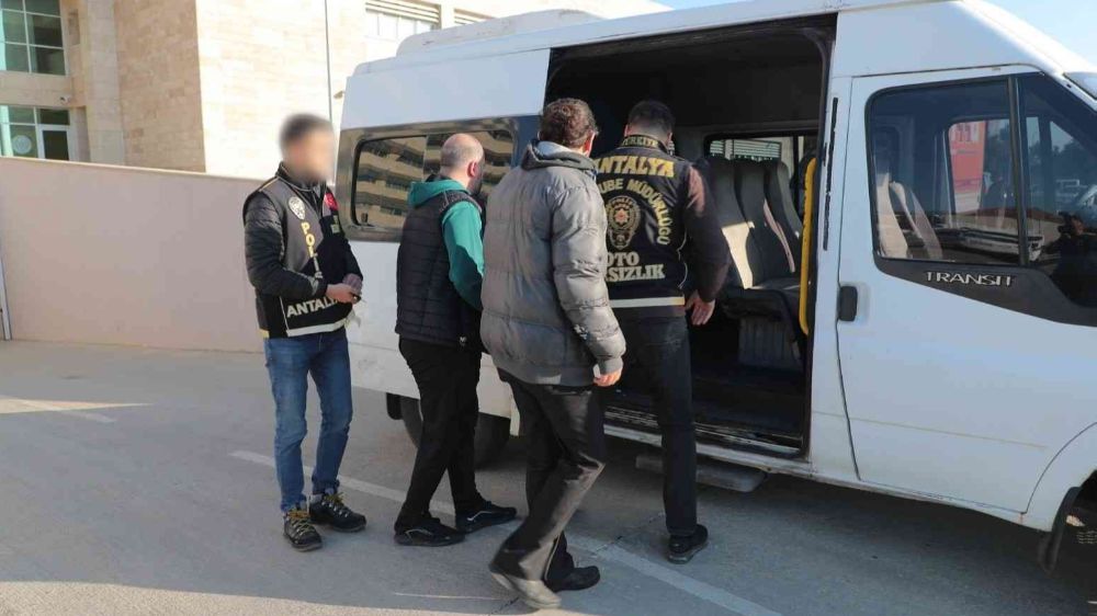 Antalya’da aranan 71 şüpheli enselendi