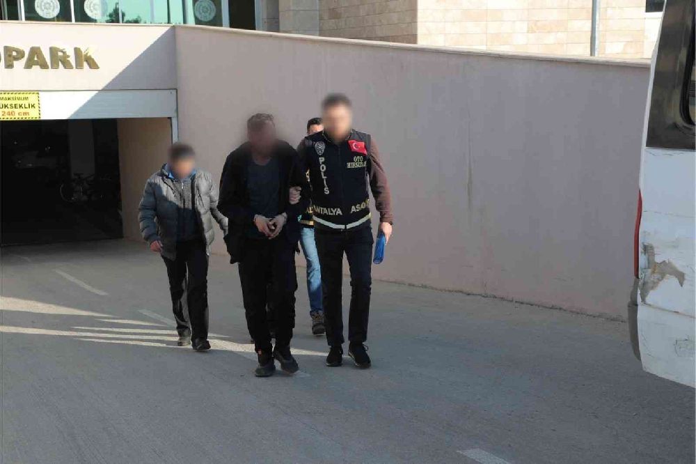 Antalya’da aranan 71 şüpheli enselendi
