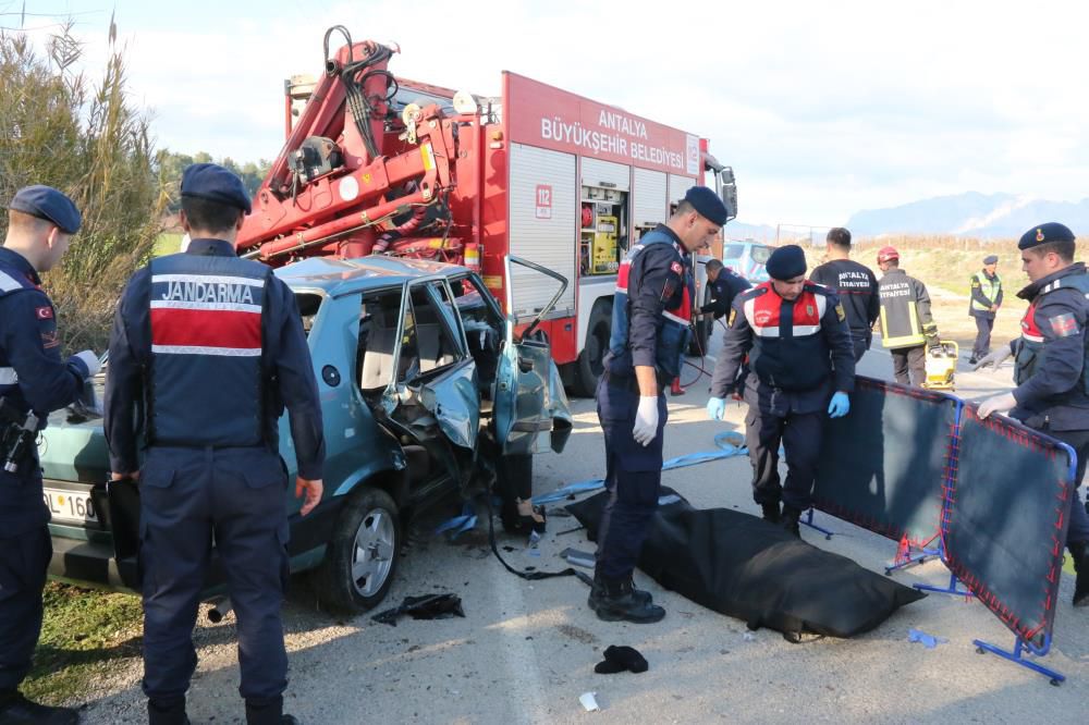 Antalya'da feci kazada can pazarı 1 ölü 1 ağır yaralı
