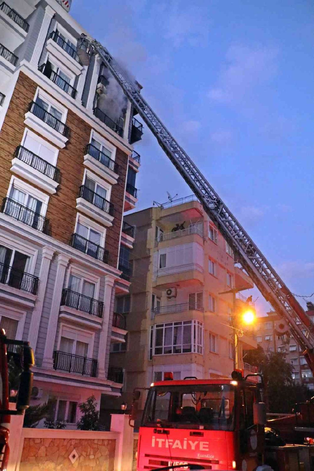 Antalya’da kahreden yangın 2 kişi yanarak can verdi