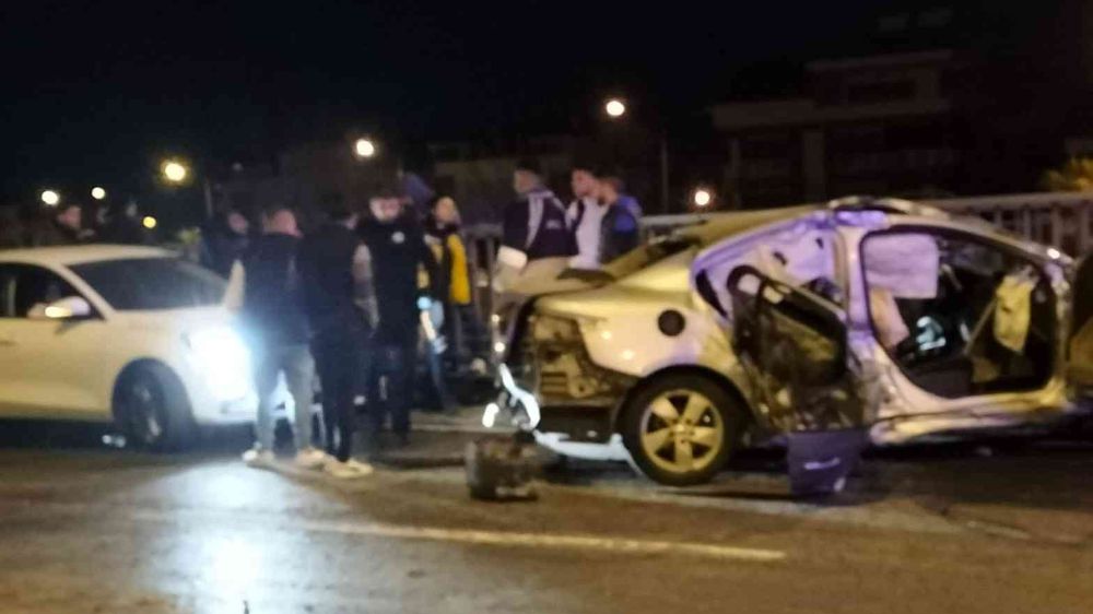 Antalya'da kaza 1'i ağır 3 yaralı Otomobil bariyere çarptı