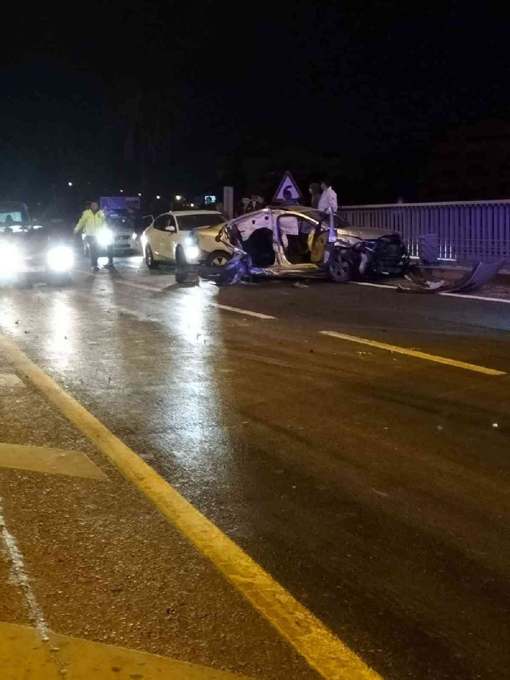 Antalya'da kaza 1'i ağır 3 yaralı Otomobil bariyere çarptı