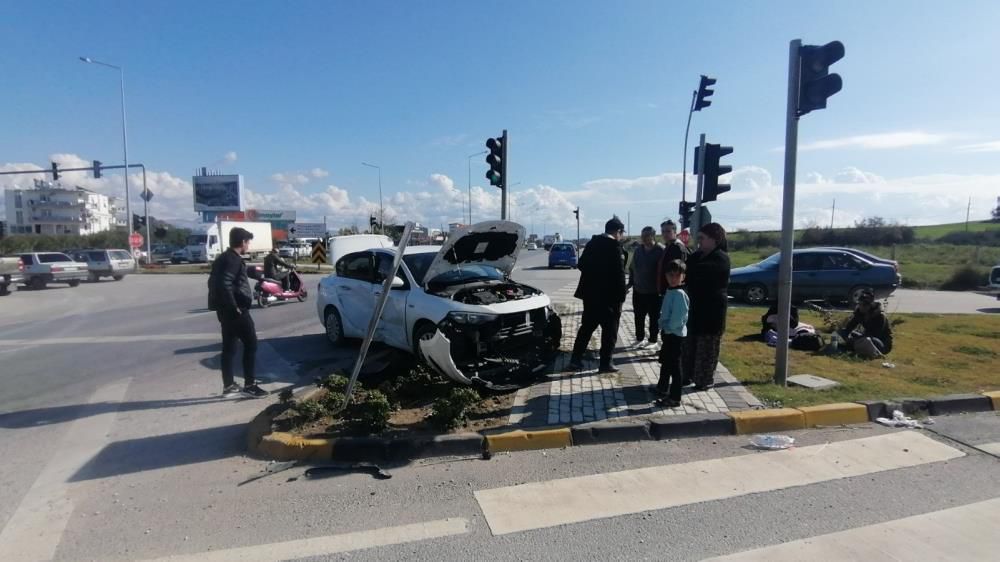 Antalya'da kaza 3 yaralı; otomobile yandan çarptı