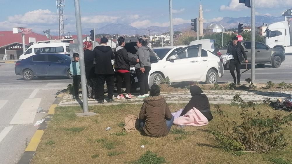 Antalya'da kaza 3 yaralı; otomobile yandan çarptı
