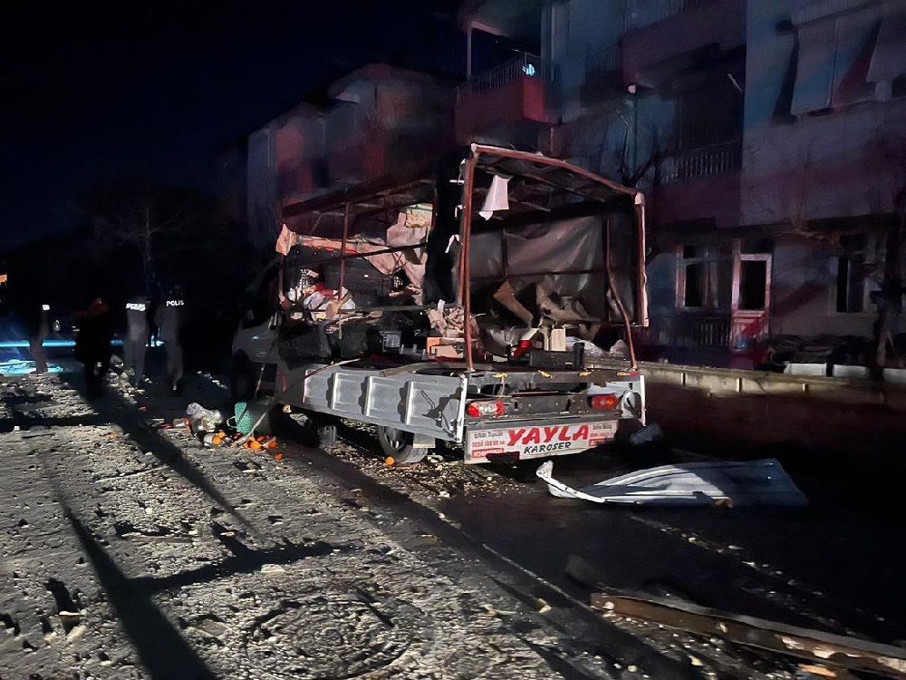 Antalya’da muz yüklü kamyonette sıkışan gaz patladı