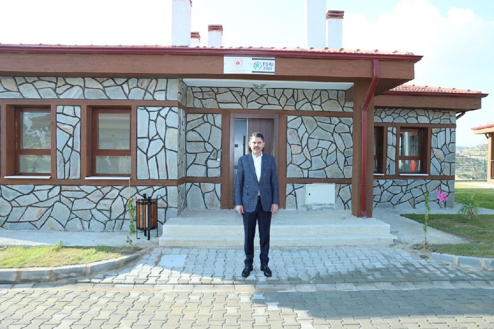Bakan Kurum, Manavgat’ta afetzedelerin evine ziyarette bulundu