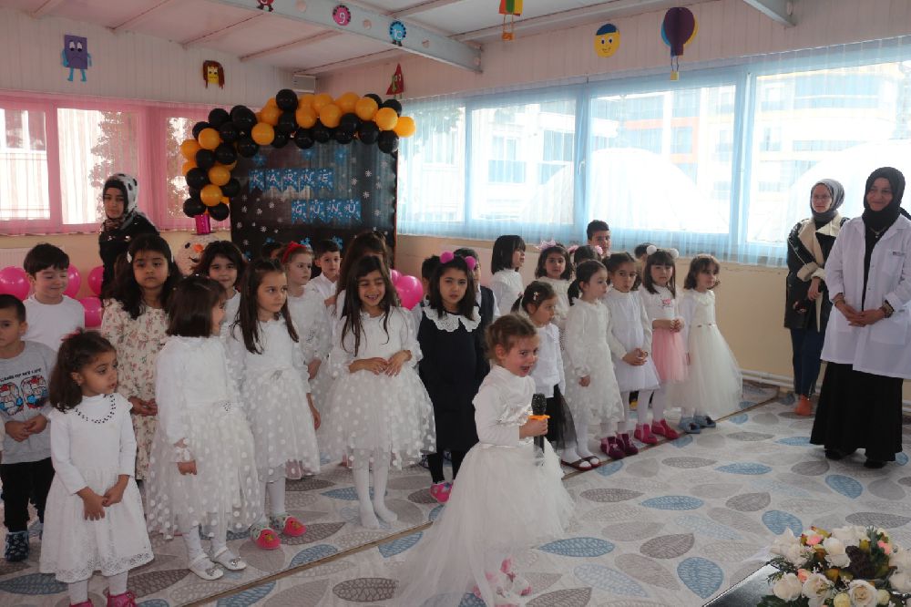 Bucak'ta minik öğrenciler için karne günü