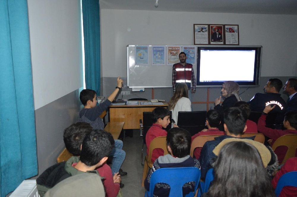 Burdur’da jandarmadan uyuşturucu ve siber suçlarla mücadele eğitimi