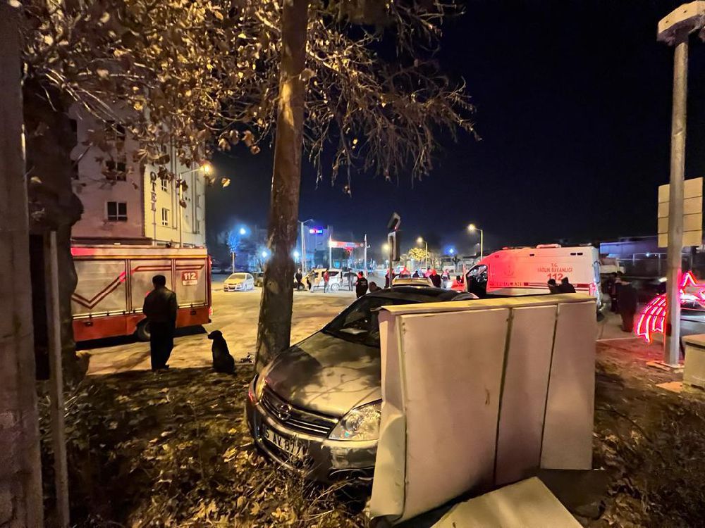 Burdur'da kaza 2 yaralı araçlar tarumar oldu