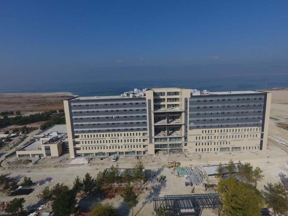 Burdur'da Türkiye’nin ilk göl manzaralı devlet hastanesinde sona geliniyor