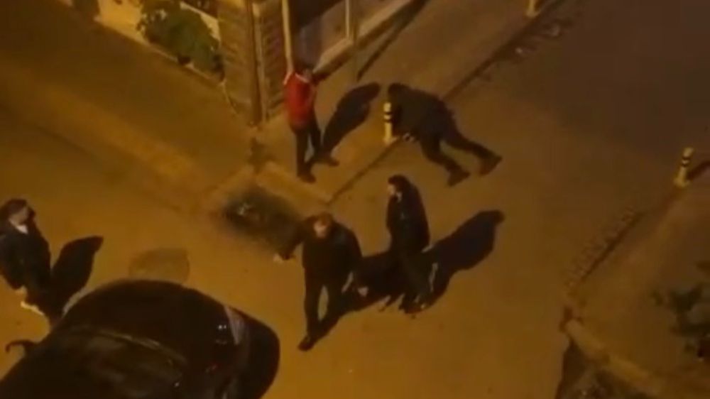 Bursa'da otomobiline çarpan taksi sürücüsünü dövdü