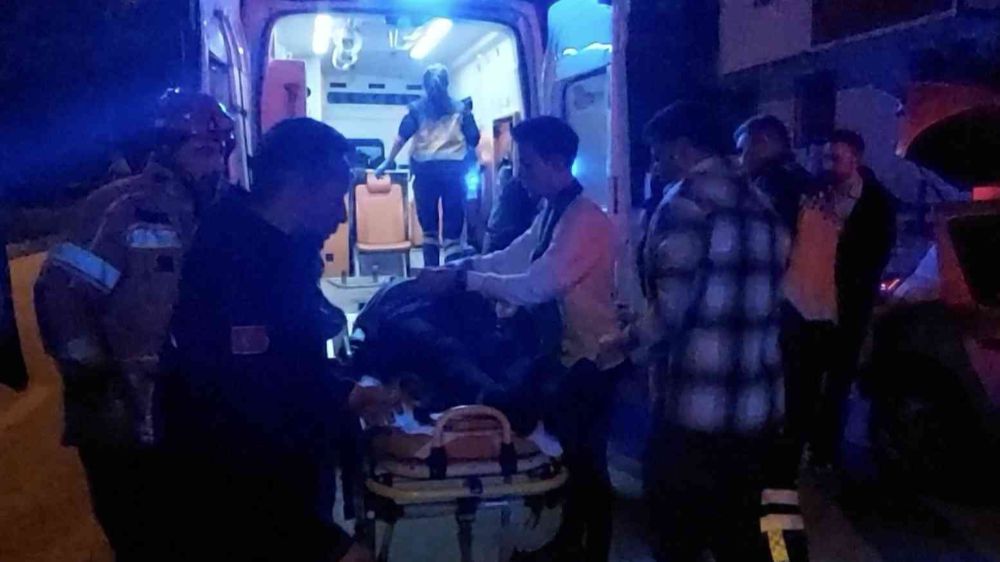 Bursa'da sürücüsünün kontrolünden çıkan otomobil site duvarına çarptı