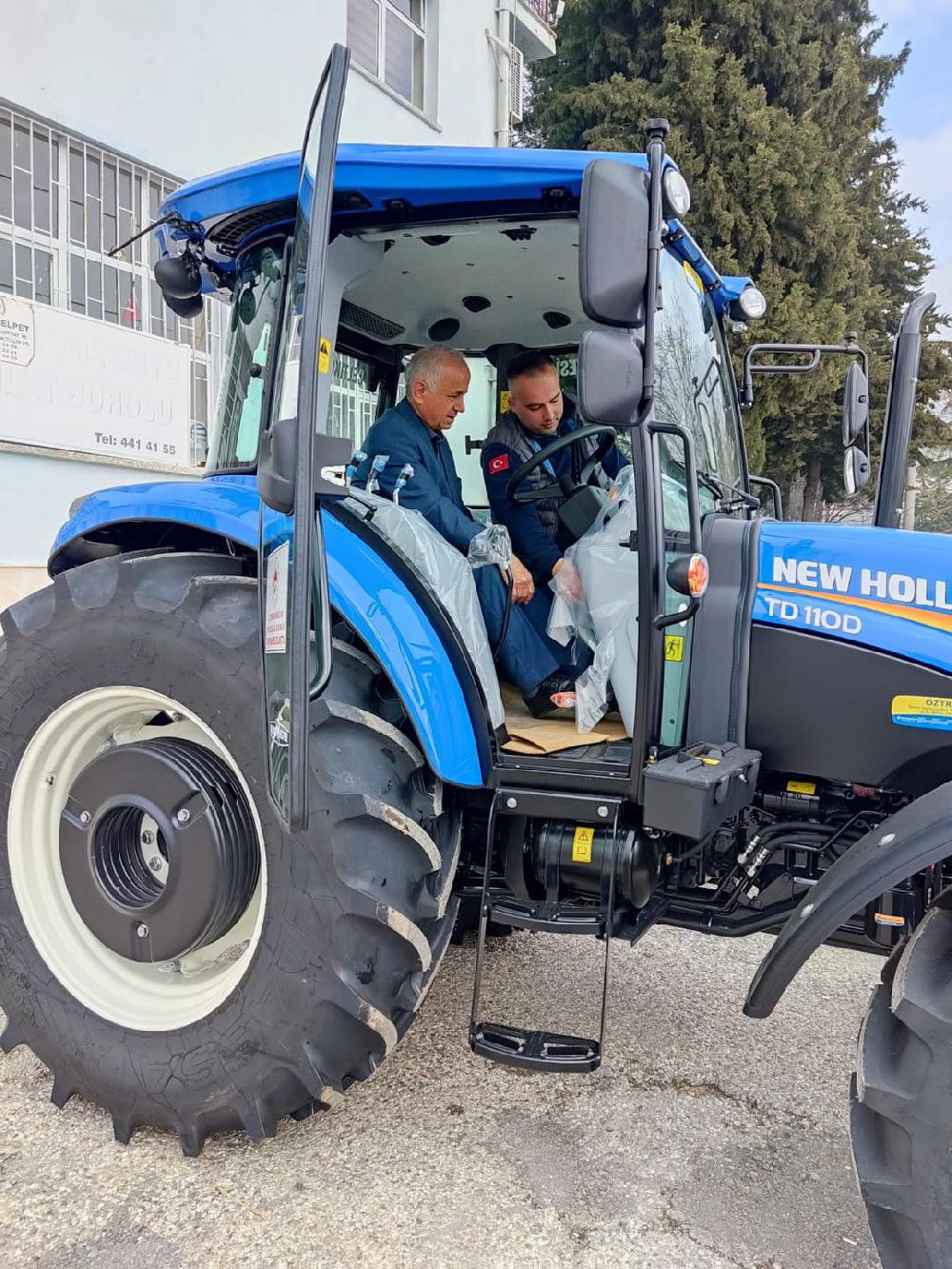 Çeltikçi Belediyesi araç filosuna traktör kazandırıldı