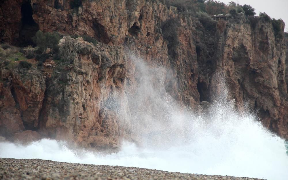 Dünyaca ünlü Konyaaltı Sahili dev dalgalara teslim oldu