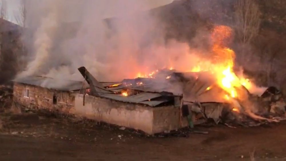 Erzincan'da yangın çıktı 2 ev küle döndü