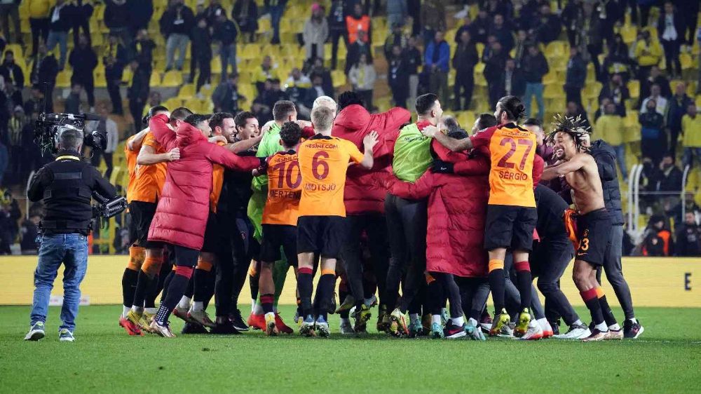 Galatasaray galibiyeti Kadıköy'de saha ortasında kutladı